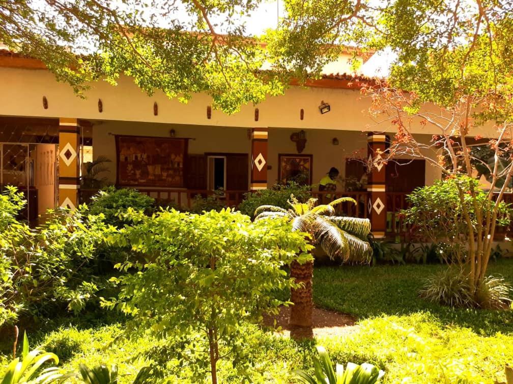 Casa Hotel Sinkiling Gambia Serrekunda Buitenkant foto