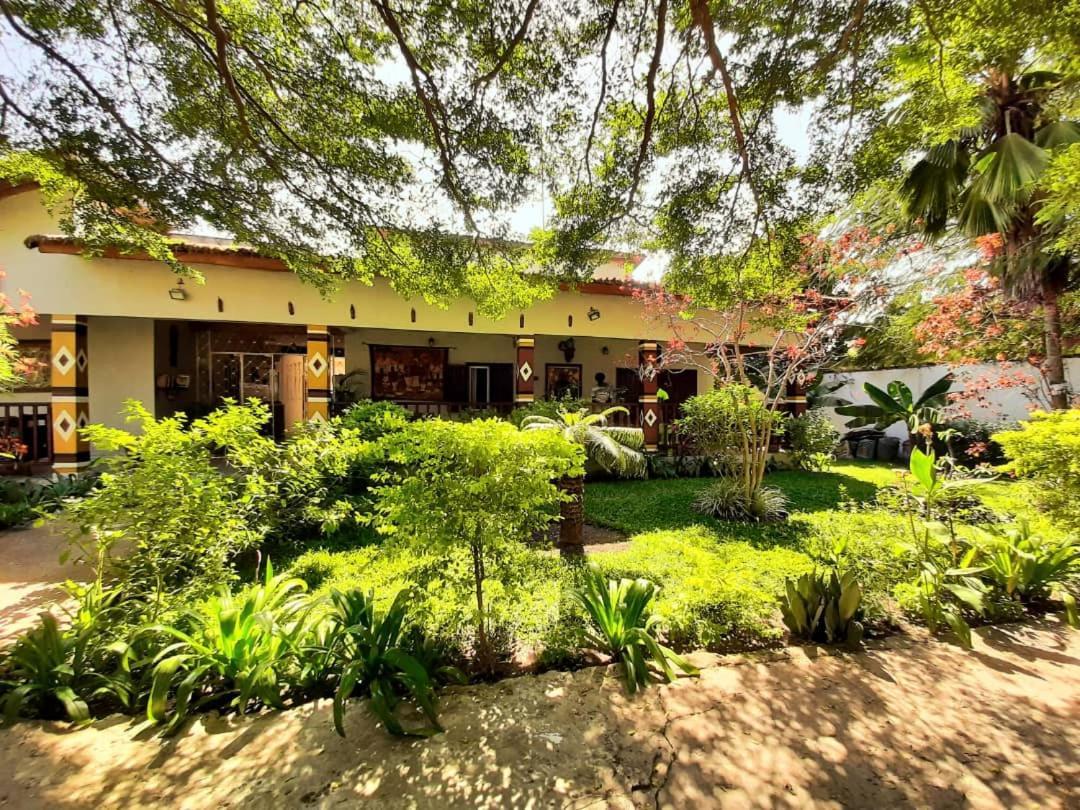 Casa Hotel Sinkiling Gambia Serrekunda Buitenkant foto