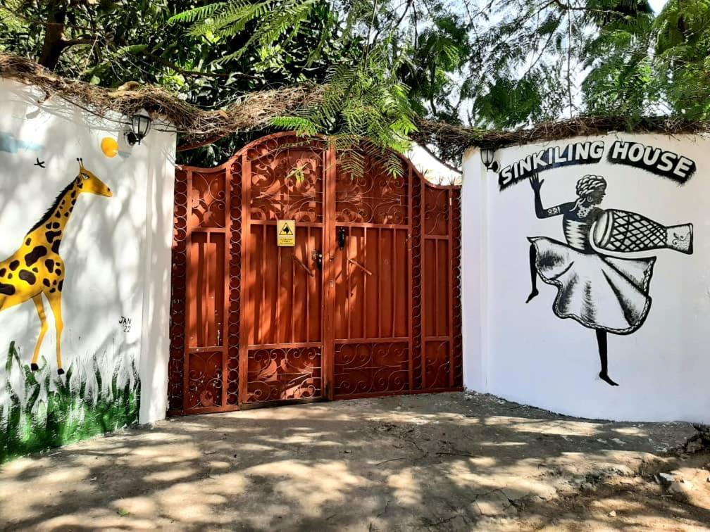Casa Hotel Sinkiling Gambia Serrekunda Buitenkant foto